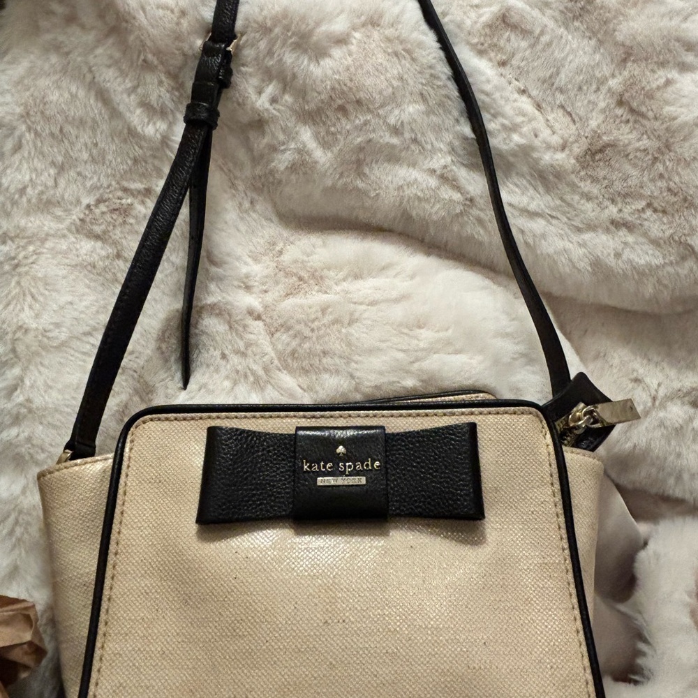 Kate Spade Black Bow on Cream Straw-like Crossbody Bag - Picture 14 of 15